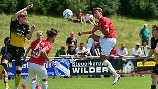 Das hart umkämpfte Duell gegen Hof entscheidet Cham mit Alexander Sigl (am Ball) in der zweiten Halbzeit für sich. Das hart umkämpfte Duell gegen Hof entscheidet Cham mit Alexander Sigl (am Ball) in der zweiten Halbzeit für sich.