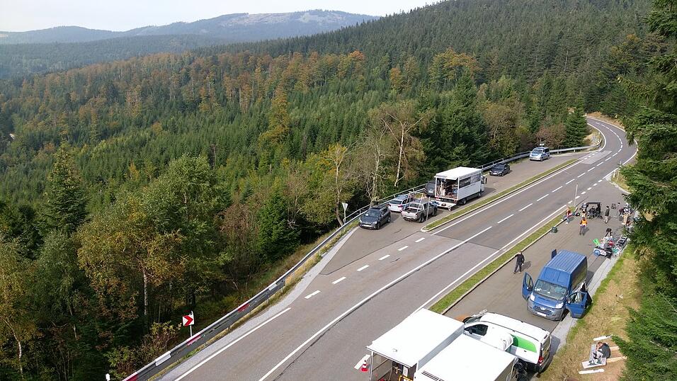 F&uuml;r die preisgekr&ouml;nte ARD-Serie 'Das Verschwinden' (2017) musste unter anderem eine Staatsstra&szlig;e im Arbergebiet abgesperrt werden ...