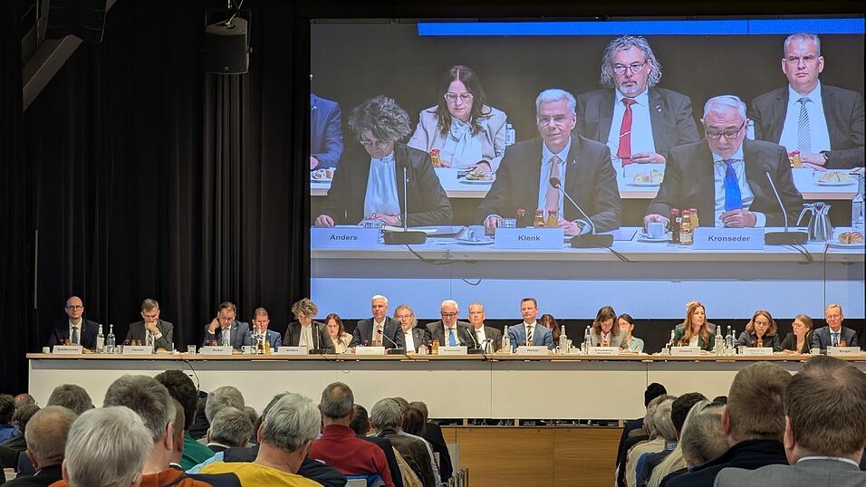 Der Aufsichtsratsvorsitzende Volker Kronseder, Vorstandsvorsitzender Christoph Klenk und Finanzvorständin Uta Anders präsentierten den Anlegern erneut beeindruckende Ergebnisse. Der Aufsichtsratsvorsitzende Volker Kronseder, Vorstandsvorsitzender Christoph Klenk und Finanzvorständin Uta Anders präsentierten den Anlegern erneut beeindruckende Ergebnisse.
