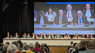 Der Aufsichtsratsvorsitzende Volker Kronseder, Vorstandsvorsitzender Christoph Klenk und Finanzvorständin Uta Anders präsentierten den Anlegern erneut beeindruckende Ergebnisse.