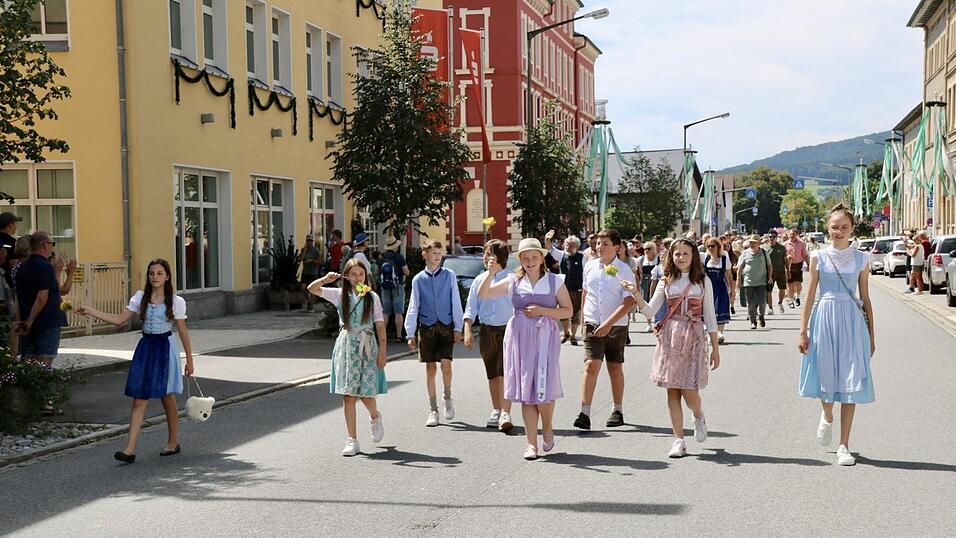 Die Hauptdarsteller des Kinderdrachenstichs. Die Hauptdarsteller des Kinderdrachenstichs.