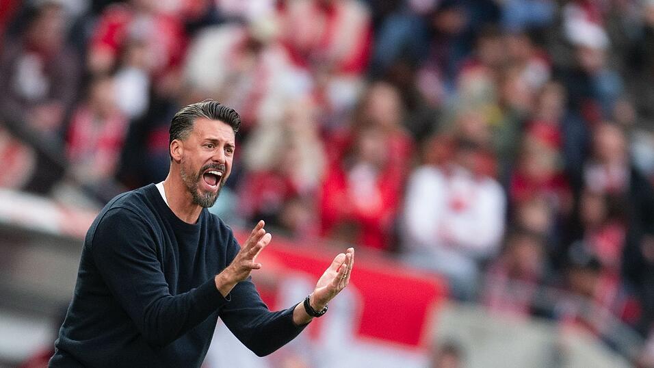 Augsburg-Trainer Sandro Wagner ist in dieser Saison bereits dreimal verwarnt worden. (Archivfoto) Augsburg-Trainer Sandro Wagner ist in dieser Saison bereits dreimal verwarnt worden. (Archivfoto)