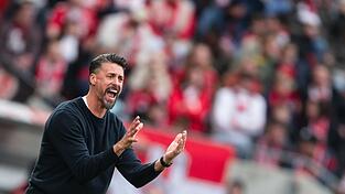 Augsburg-Trainer Sandro Wagner ist in dieser Saison bereits dreimal verwarnt worden. (Archivfoto)