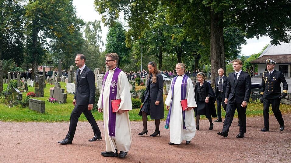 König Haakon (links) und seine Kinder kommen zum Trauergottesdienst. König Haakon (links) und seine Kinder kommen zum Trauergottesdienst.