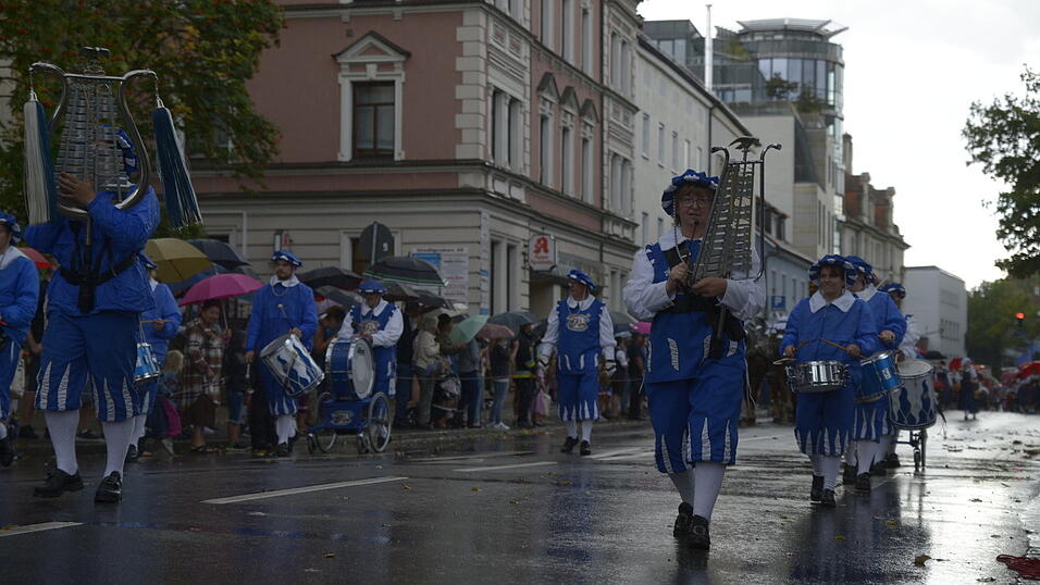 Zahlreiche Musik- und Trachtengruppen zogen nach dreij&auml;hriger Pause am Freitagabend zum Festplatz Am Hagen.&nbsp;