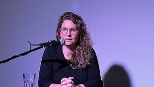 In Regensburg sprach Christina Feist kürzlich über das, was sie am 9. Oktober 2019 in Halle durchmachen musste, wie das Attentat auf die Synagoge ihr Leben seitdem bestimmt und wieso sie darüber reden muss. In Regensburg sprach Christina Feist kürzlich über das, was sie am 9. Oktober 2019 in Halle durchmachen musste, wie das Attentat auf die Synagoge ihr Leben seitdem bestimmt und wieso sie darüber reden muss.