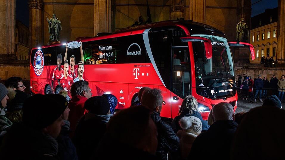 Der FC Bayern f&auml;hrt wegen des Streiks fr&uuml;her zum Stadion. (Archiv)