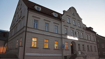 Im alten Gasthaus an der Auer Hauptstra&szlig;e brennen nach langer Zeit wieder Lichter.