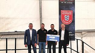 Die beiden Festleiter Michael Traurig und Thomas Aschenbrenner freuen sich über die Unterstützung durch die Raiffeisenbank Bad Kötzting, vertreten durch Vorstand Michael Wurm und Aufsichtsratvorsitzenden Heinz Niedermayer. Die beiden Festleiter Michael Traurig und Thomas Aschenbrenner freuen sich über die Unterstützung durch die Raiffeisenbank Bad Kötzting, vertreten durch Vorstand Michael Wurm und Aufsichtsratvorsitzenden Heinz Niedermayer.