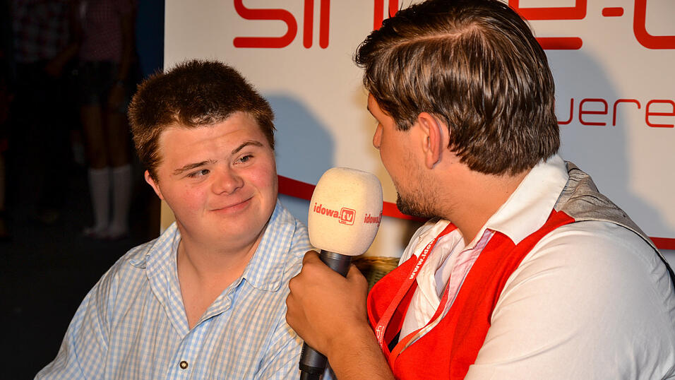 Sebastian im Gespräch mit Moderator Philipp Kuchler. (Foto: Julia Troll) Sebastian im Gespräch mit Moderator Philipp Kuchler. (Foto: Julia Troll)
