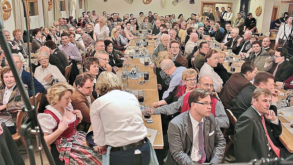 Der 'Nockherberg' ist aus Mietraching nicht mehr wegzudenken. Aufgrund der Schließung des Gasthauses Tannerbauer musste man jedoch für dieses Jahr umdisponieren. Unser Archivbild zeigt einen Teil des Publikums beim 'Prominenten-Derblecken' vor einigen Jahren. Der 'Nockherberg' ist aus Mietraching nicht mehr wegzudenken. Aufgrund der Schließung des Gasthauses Tannerbauer musste man jedoch für dieses Jahr umdisponieren. Unser Archivbild zeigt einen Teil des Publikums beim 'Prominenten-Derblecken' vor einigen Jahren.