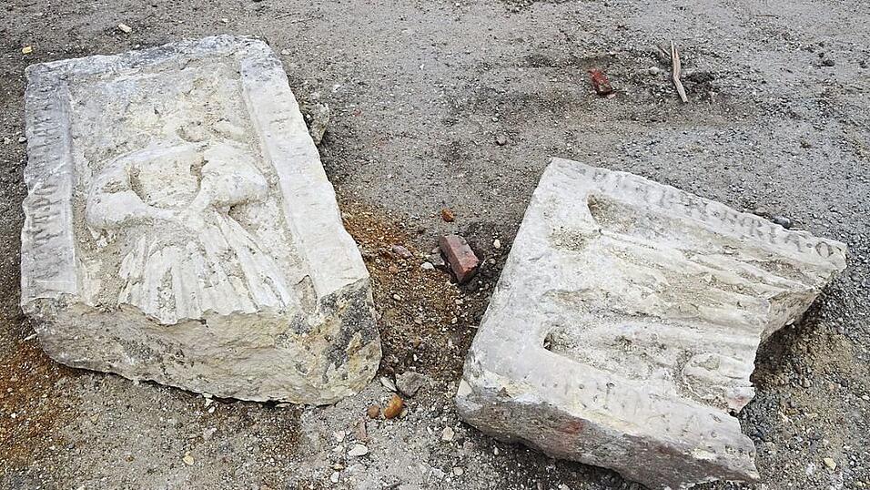 Ein langes Kleid mit Puff&auml;rmeln, aber kein Gesicht: Diesen Grabstein aus Kalk haben Bauarbeiten zutage gef&ouml;rdert.