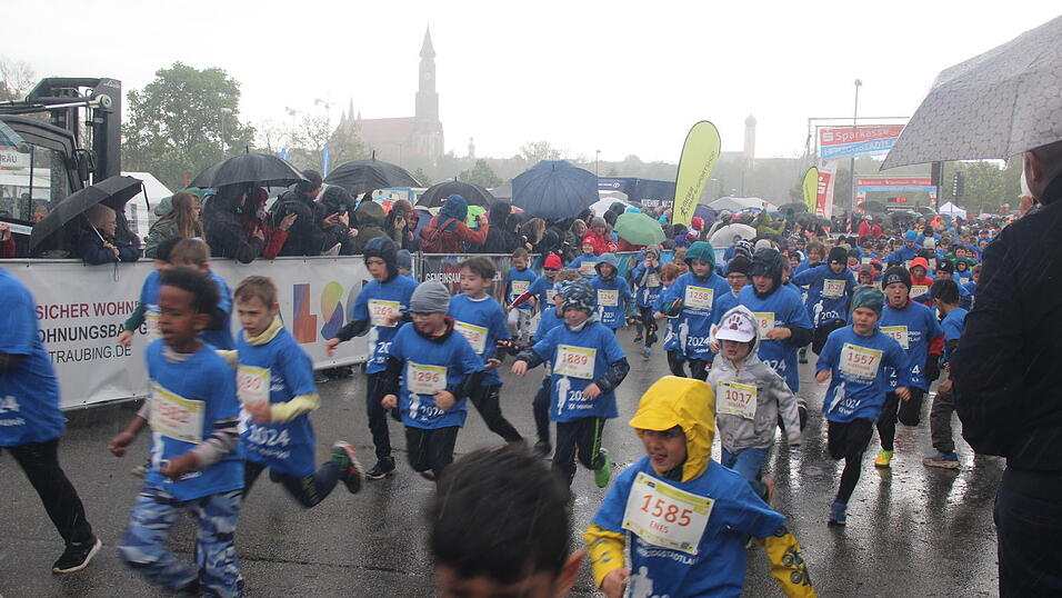 Nasskaltes Aprilwetter lässt die jungen Straubinger Läufer kalt.