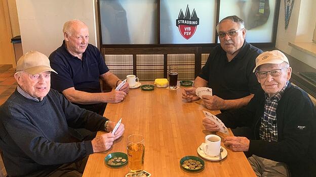 Geballte Schafkopf-Erfahrung: Johann Gro&szlig; (l.) und Alfred Karl (r.) sowie Josef Drexler (2.v.r.) und Hans Spanfellner treffen sich jeden Mittwoch in der VfB-Vereinsgastst&auml;tte am Petersw&ouml;hrd.