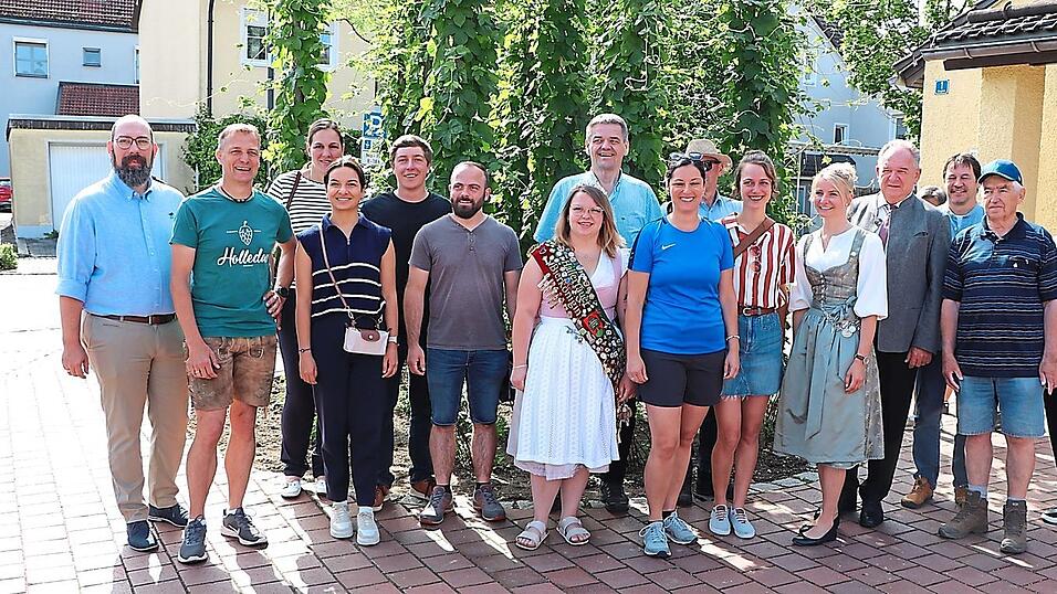 Landrat Christian Nerb und die Bayerische Bierk&ouml;nigin Katharina Kastenm&uuml;ller (4. und 5. v. l.) f&uuml;hrten die Liste der Ehreng&auml;ste zum Auftakt vor der Stadthalle an.