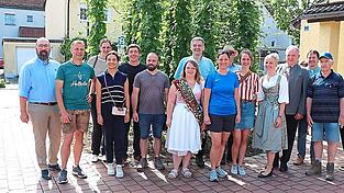 Landrat Christian Nerb und die Bayerische Bierkönigin Katharina Kastenmüller (4. und 5. v. l.) führten die Liste der Ehrengäste zum Auftakt vor der Stadthalle an. Landrat Christian Nerb und die Bayerische Bierkönigin Katharina Kastenmüller (4. und 5. v. l.) führten die Liste der Ehrengäste zum Auftakt vor der Stadthalle an.