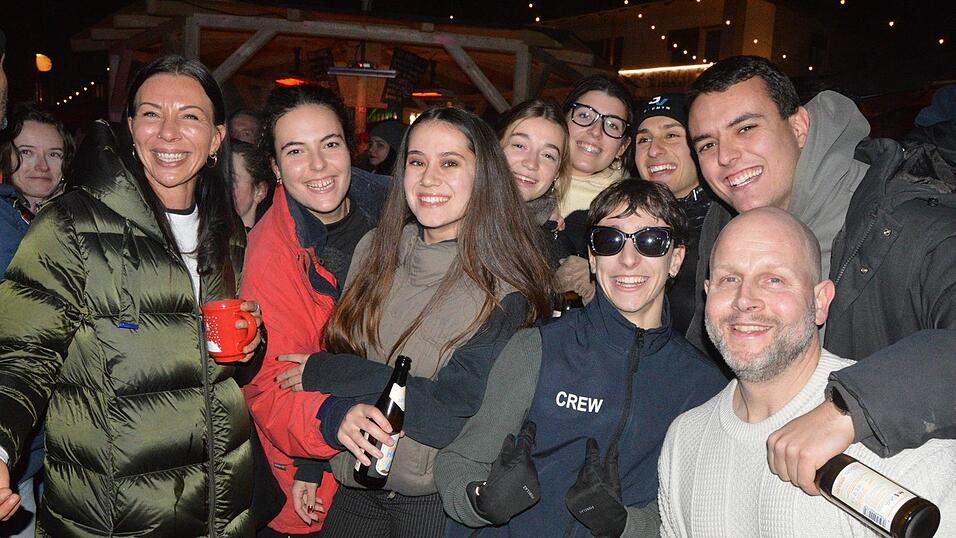 Die Besucher am&uuml;sierten sich auf dem Christkindlmarkt in Landshut.