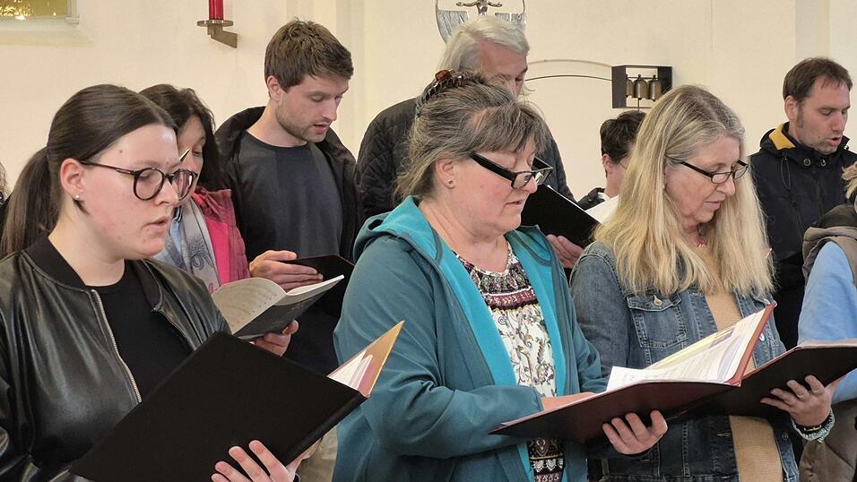 Bei der Generalprobe f&uuml;rs Konzert geht Anna Doering die St&uuml;cke Takt f&uuml;r Takt noch einmal durch.