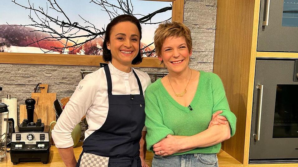 Brigitte Berghammer-Hunger (links) zusammen mit Moderatorin Sandra Bouscarrut. Am Montag waren die Beiden bei 'Wir in Bayern' zu sehen.