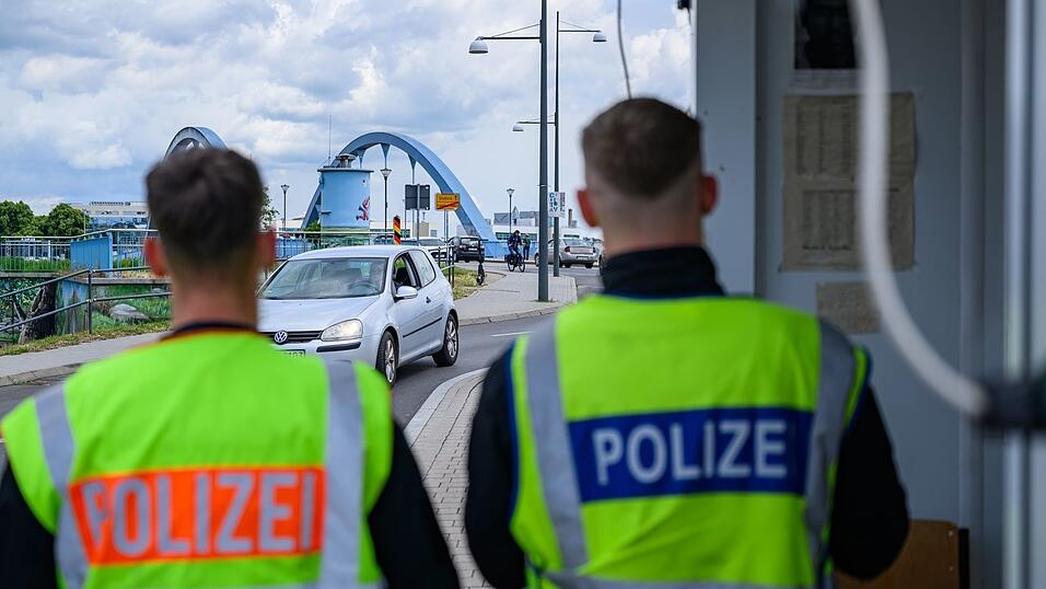 Mehr Einsatzstunden fielen für Bundespolizisten wegen Grenzschutzaufgaben an. Mehr Einsatzstunden fielen für Bundespolizisten wegen Grenzschutzaufgaben an.