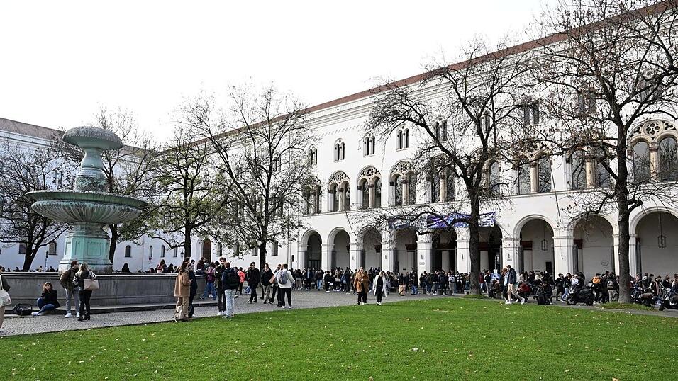 Studenten stehen vor dem Hauptgebäude der LMU. Studenten stehen vor dem Hauptgebäude der LMU.