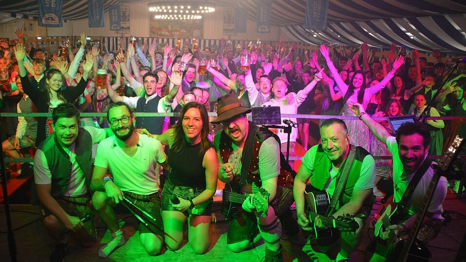 Die 'WoidRocker' heizten dem begeisterten Publikum kr&auml;ftig ein. Die Stimmung im Festzelt