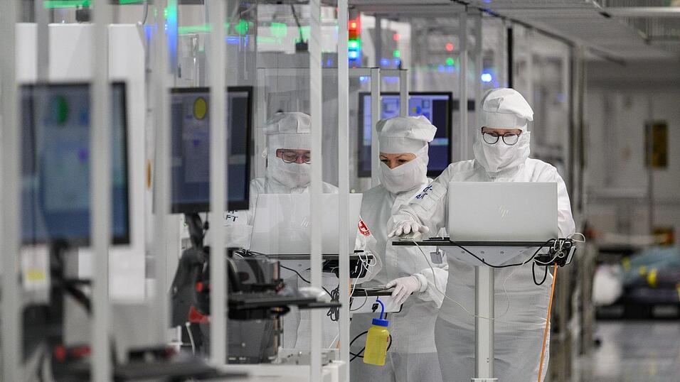 Mitarbeiter des Chipkonzerns Infineon arbeiten im Reinraum der Chipfabrik.