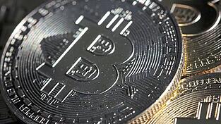 Ein 35-jähriger Tirschenreuther soll Menschen mit Bitcoin-Firmen abgezockt haben. Nun wurde er nach langer Suche in Spanien festgenommen.