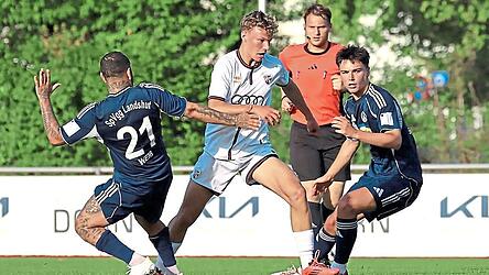 Ab durch die Mitte: Tim Hoffmann - hier beim Testkick gegen die „Spiele“ - fühlt sich beim FCI pudelwohl.