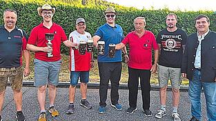 B&uuml;rgermeister Dr. Johannes M&uuml;ller (r.) gratulierte dem Gemeindemeister und der Siegermannschaft des &bdquo;SKK Neukirchen - Herren 2&ldquo; ebenso wie die beiden ESC-Vorsitzenden Rainer (l.) und Florian (2.v.r.) Simeth