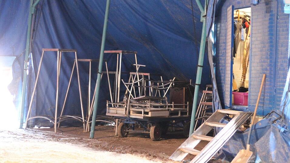 Hinter der Manege befindet sich der Sattelgang, das Backstage des Zirkuszeltes. Hier warten die Artisten auf ihren Auftritt. Hinter der Manege befindet sich der Sattelgang, das Backstage des Zirkuszeltes. Hier warten die Artisten auf ihren Auftritt.