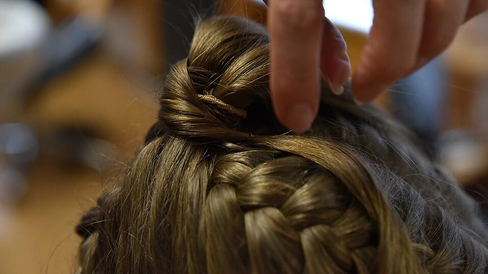 Diesen Zopf zum Pferdeschwanz hinzufügen. Tipp vom Profi: Mit einer Haarsträhne lässt sich der Gummi wunderbar verstecken. Diesen Zopf zum Pferdeschwanz hinzufügen. Tipp vom Profi: Mit einer Haarsträhne lässt sich der Gummi wunderbar verstecken.