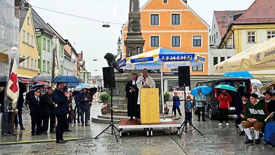 Domkapitular Daniel Reichel und Pfarrer Heiko Blank (hinten) nahmen die Segnung von Oberer Altstadt und Kriegerdenkmal vor.