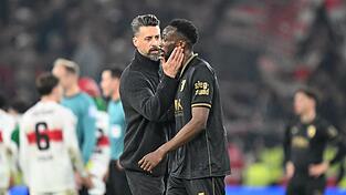 Wieder nichts: Augsburgs Trainer Wagner versucht den Verteidiger Matsima zu trösten.