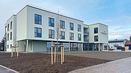 Mit einem Festakt ist das neue Seniorenheim Sankt Josef eingeweiht worden. Ab kommender Woche ziehen dort die Bewohner ein.