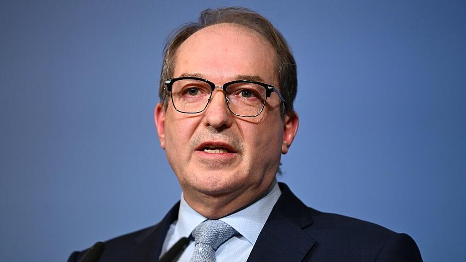 Bundesinnenminister Alexander Dobrindt (CSU) sagt, er wolle das Bundesamt für Verfassungsschutz zu einem echten Geheimdienst machen. (Archivbild) Bundesinnenminister Alexander Dobrindt (CSU) sagt, er wolle das Bundesamt für Verfassungsschutz zu einem echten Geheimdienst machen. (Archivbild)