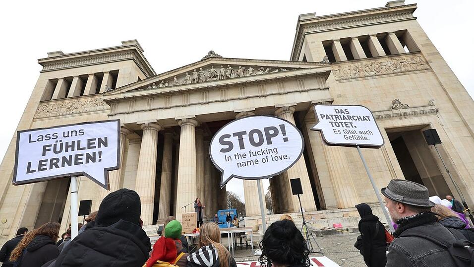 Einige Hundert Menschen demonstrieren gegen patriarchale Gewalt.