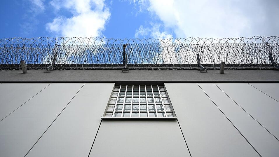 Haftentschädigung gibt es unter anderem, wenn eine Verurteilung später aufgehoben wird. (Symbolbild) Haftentschädigung gibt es unter anderem, wenn eine Verurteilung später aufgehoben wird. (Symbolbild)