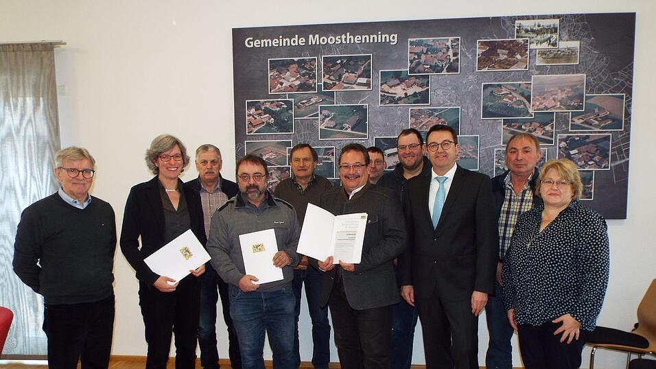 Der Leiter des Amtes für Ländliche Entwicklung Niederbayern Roland Spiller übergab am Donnerstag, 31. Januar 2019 die Einleitungsurkunden an die an der Dorferneuerung Beteiligten. Der Leiter des Amtes für Ländliche Entwicklung Niederbayern Roland Spiller übergab am Donnerstag, 31. Januar 2019 die Einleitungsurkunden an die an der Dorferneuerung Beteiligten.