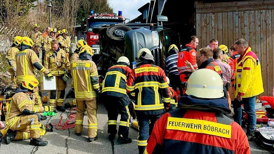 Zahlreiche Einsatzkräfte befreiten den 39-Jährigen unter dem Pakettransporter. Zahlreiche Einsatzkräfte befreiten den 39-Jährigen unter dem Pakettransporter.