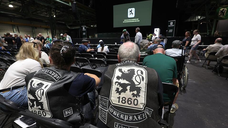 «Löwen»-Fans bei der Mitgliederversammlung des TSV 1860 München. «Löwen»-Fans bei der Mitgliederversammlung des TSV 1860 München.