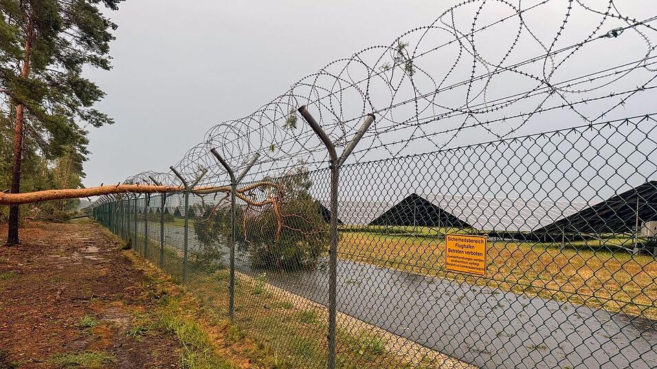 Wetterbedingt musste der Flugbetrieb am Abend vorübergehend eingestellt werden. Wetterbedingt musste der Flugbetrieb am Abend vorübergehend eingestellt werden.