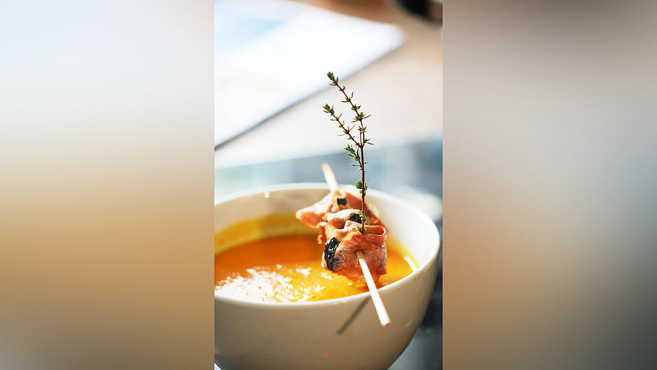 Die Kürbissuppe mit Speck-Pflaumen.