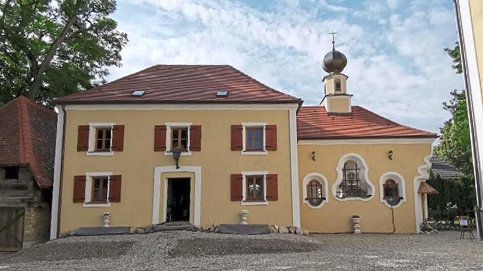 Die Außenansicht des Herrenhauses und der wieder errichteten Schlosskapelle Haag. Die Außenansicht des Herrenhauses und der wieder errichteten Schlosskapelle Haag.