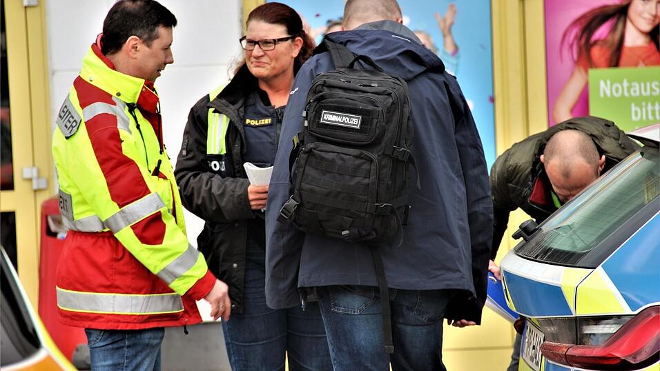 Großeinsatz am Parkplatz des Einkaufszentrums an der Rodinger Straße in Cham.