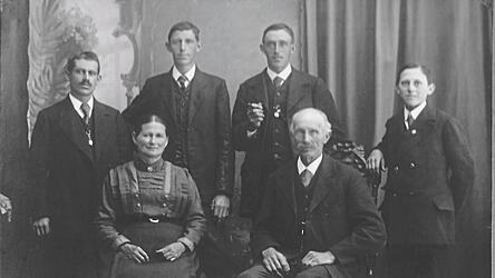 Josef und Margarethe Benedikter mit den vier Söhnen; Josef jun. mit Zigarre.