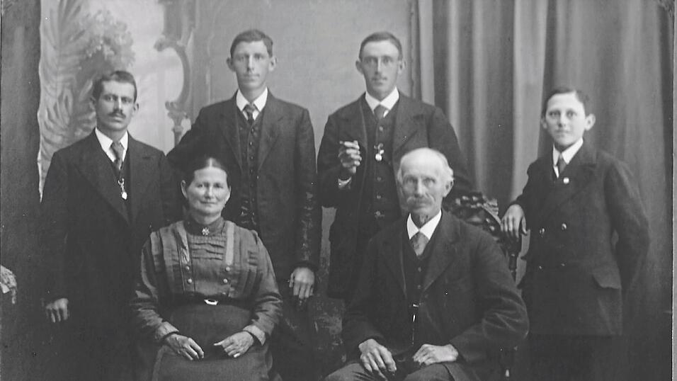 Josef und Margarethe Benedikter mit den vier Söhnen; Josef jun. mit Zigarre. Josef und Margarethe Benedikter mit den vier Söhnen; Josef jun. mit Zigarre.