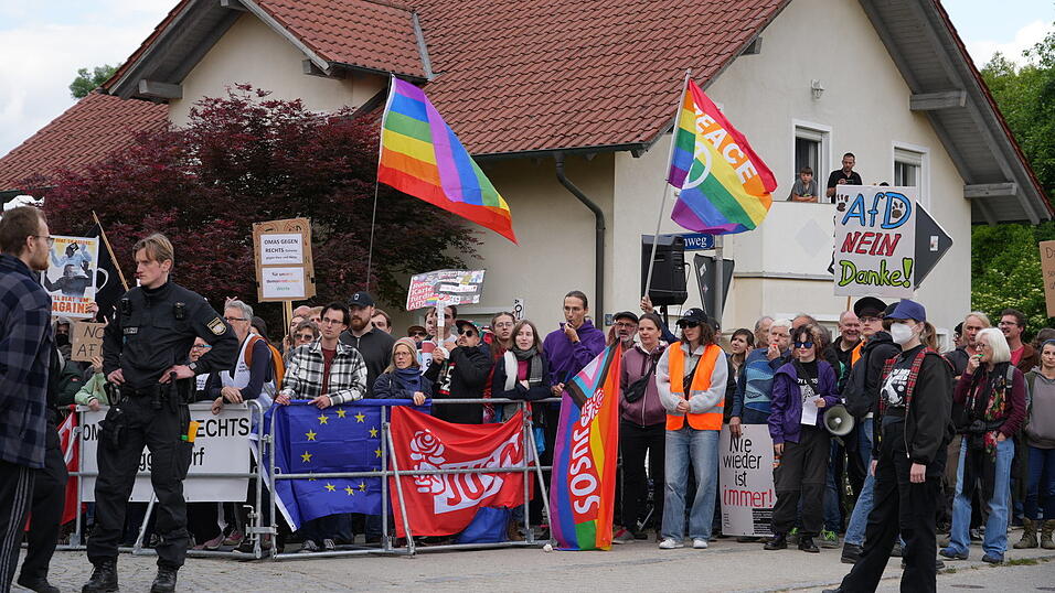 Vor dem Gasthaus Neumeier schimpfen Demonstranten auf vorbeigehende AfD-Anhänger. Vor dem Gasthaus Neumeier schimpfen Demonstranten auf vorbeigehende AfD-Anhänger.