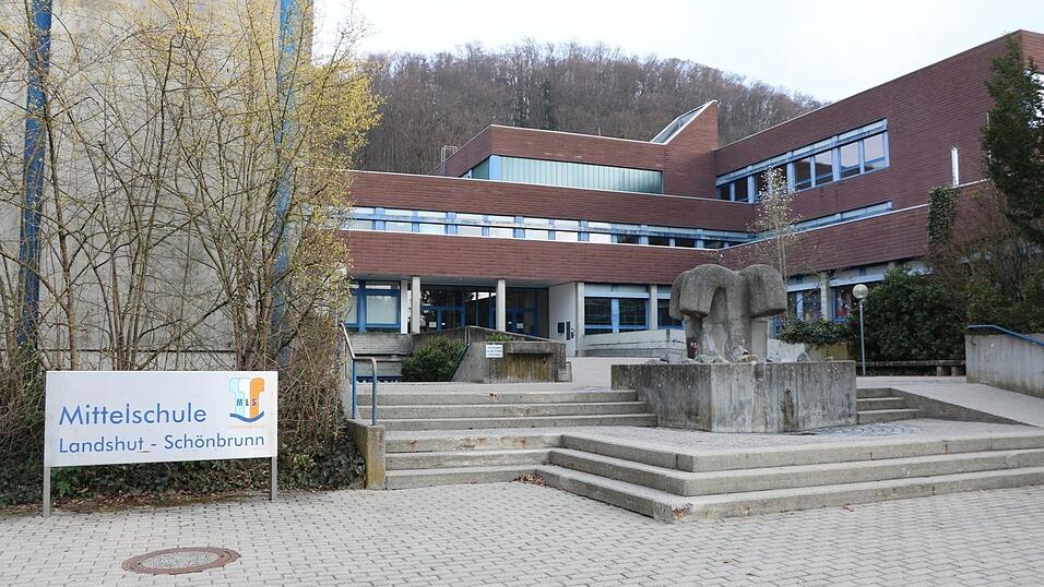 Auf dem Gelände der ehemaligen Mittelschule in Schönbrunn soll Wohnbebauung entstehen. Auf dem Gelände der ehemaligen Mittelschule in Schönbrunn soll Wohnbebauung entstehen.