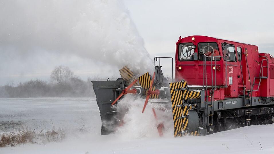 Schneeverwehungen waren ein großes Problem für den Bahnverkehr im Norden. Schneeverwehungen waren ein großes Problem für den Bahnverkehr im Norden.
